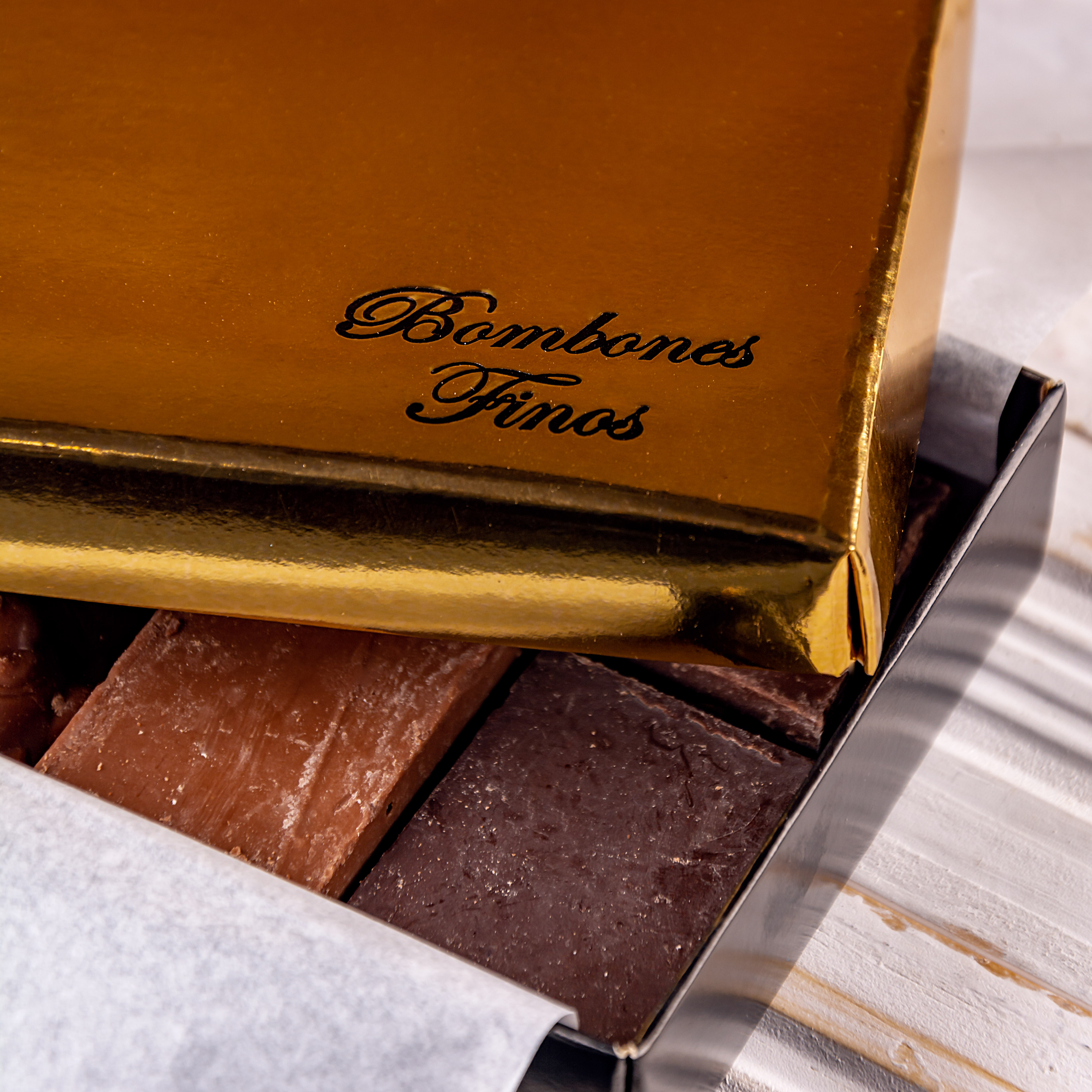 CAJA BOMBONES FINOS DORADA CON TAPA DORADA 1/4KG (8*15*3CM) *UNID