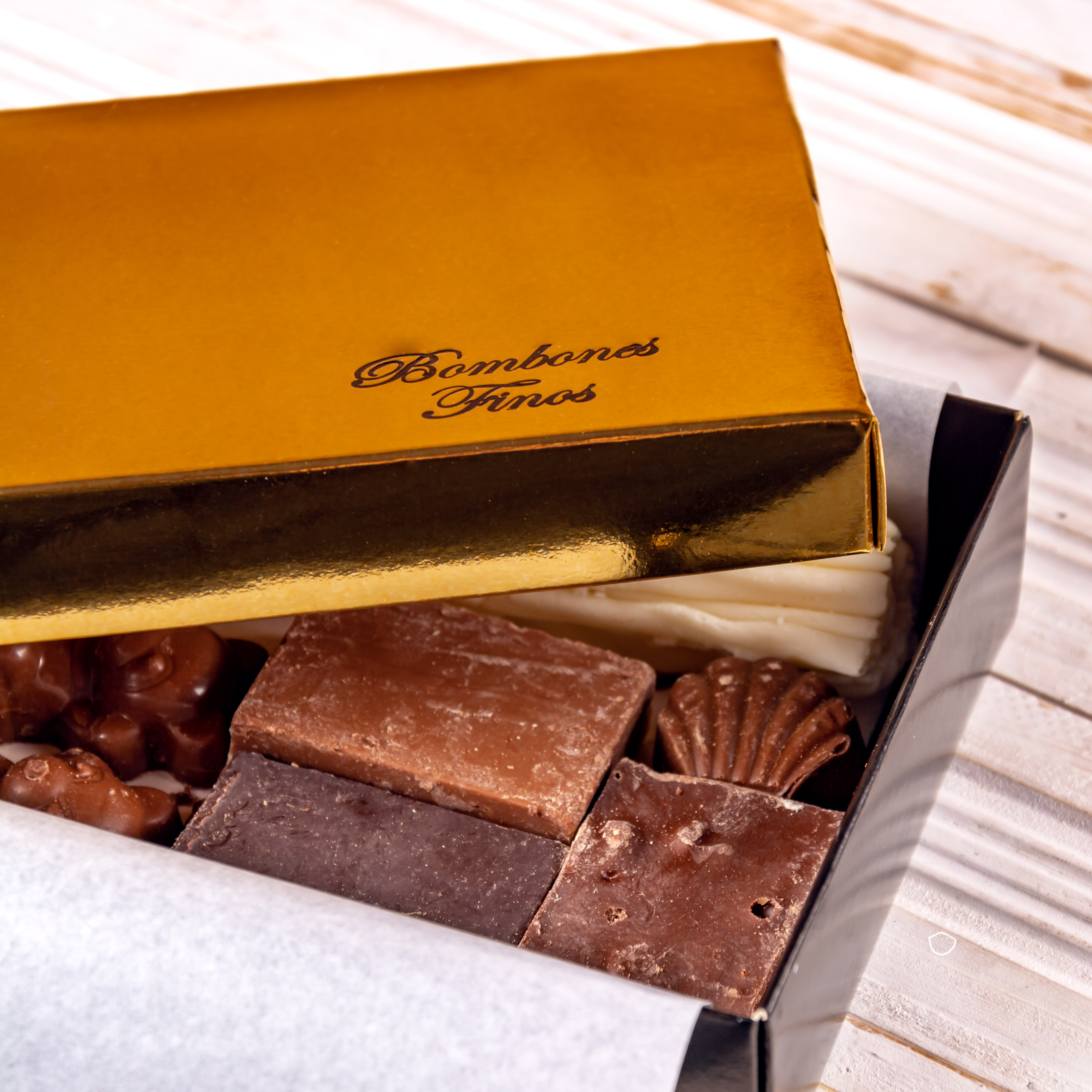 CAJA BOMBONES FINOS DORADA CON TAPA DORADA.1/2KG (11*18*4CM) *UNID