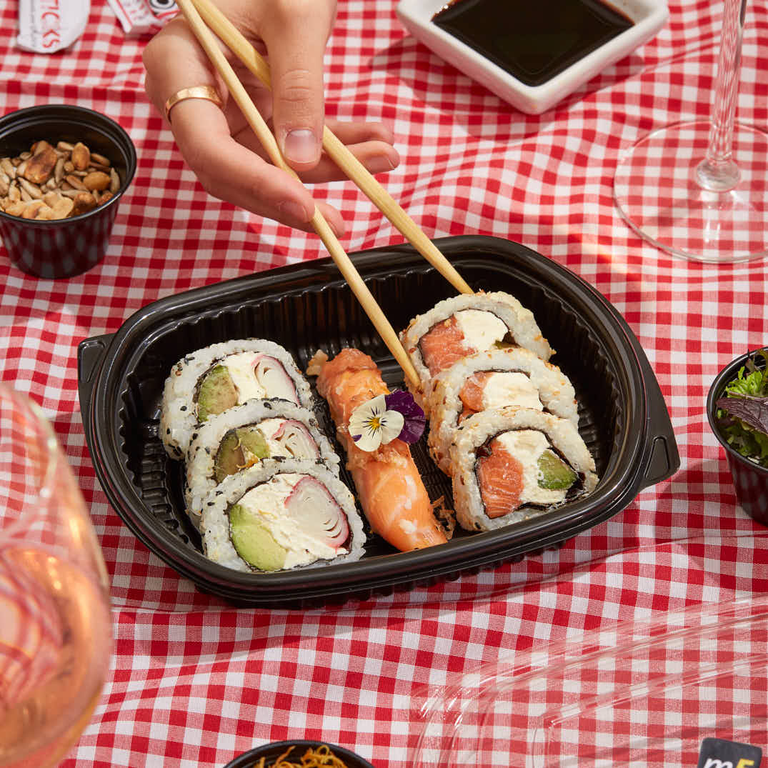 BANDEJA PET NEGRA COTNYL &#039;SUSHI&#039; C/TAPA CRISTAL (14*19*3CM) (PE475K NE) *50UNID