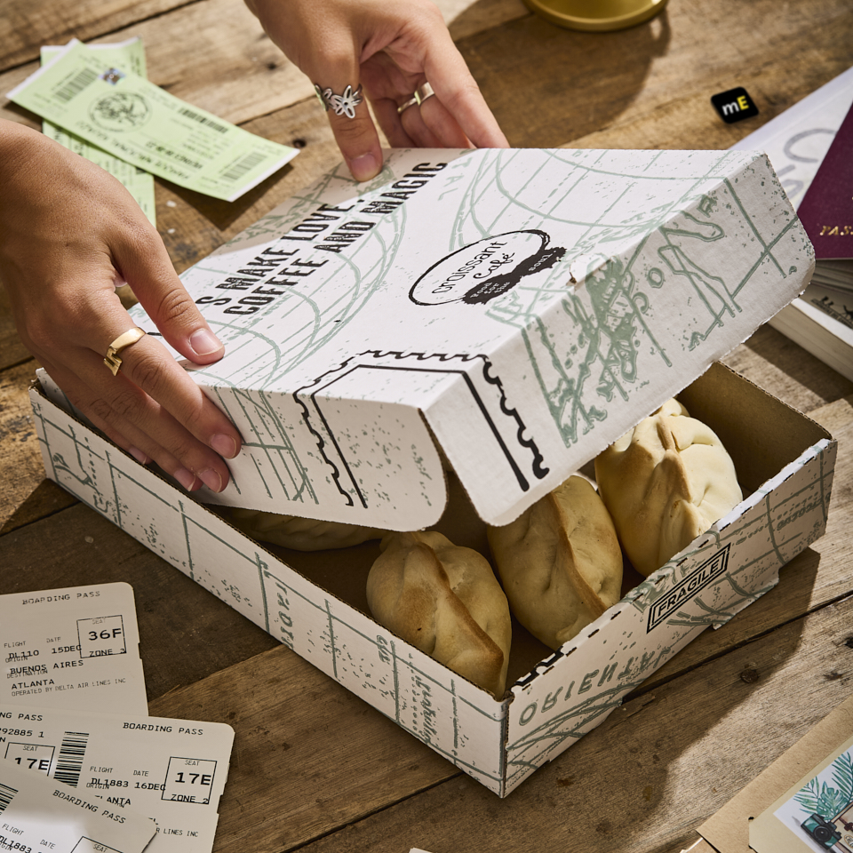 mEP CAJA EMPANADAS CARTON MICRO BLANCO/MARRON PERSONALIZADO 1 DOCENA (20*26.5*6M) X UNIDAD