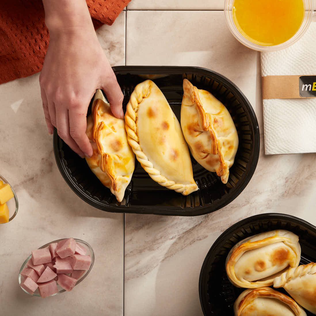 BANDEJA PET NEGRO COTNYL Nº105 OVAL (17*23*5CM)(TB105OV NE) *100UNID