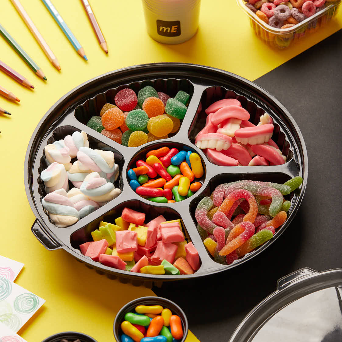 BANDEJA CON 5 DIVISIONES BASE NEGRA TAPA CRISTAL (26CM DIAM.*4.5CM ALTO) *10UNID.